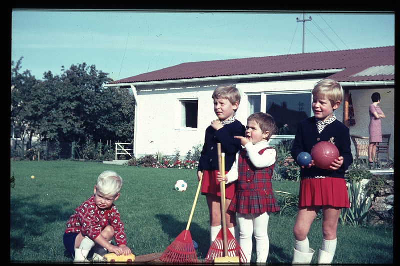 13.Regensburg okt 1967 Brigitte,Marion,Petra,Peter.JPG